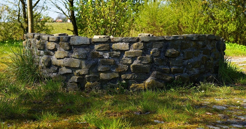 Comment installer une fontaine murale dans un jardin provençal
